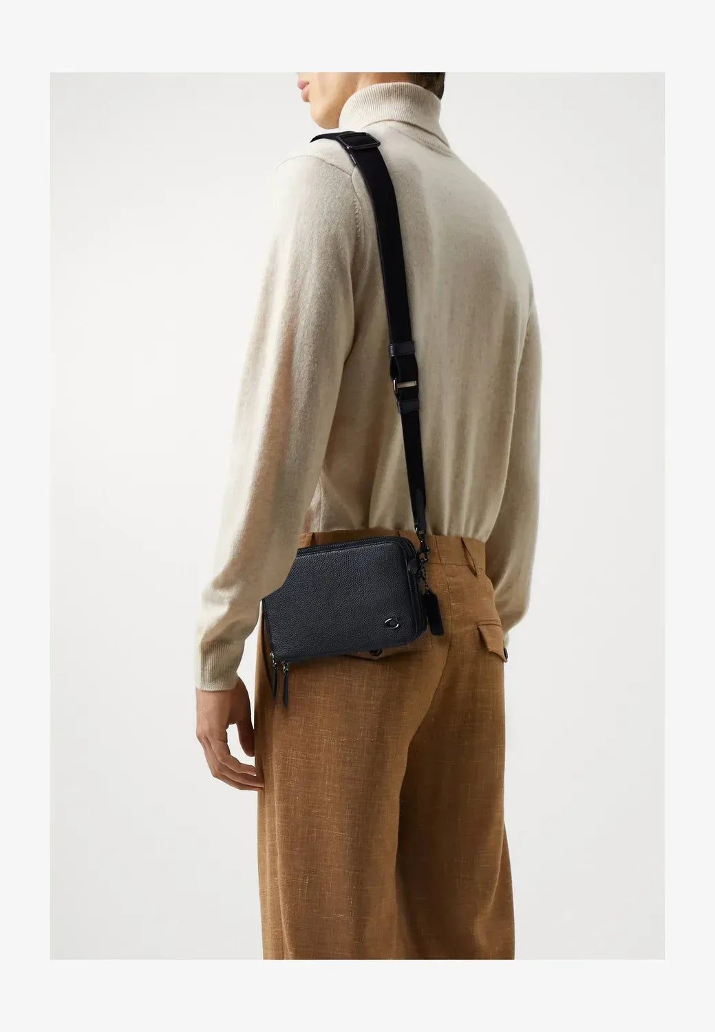 Чоловіча сумка кросбоді COACH Charter Crossbody In Pebble, чорна — фото 2