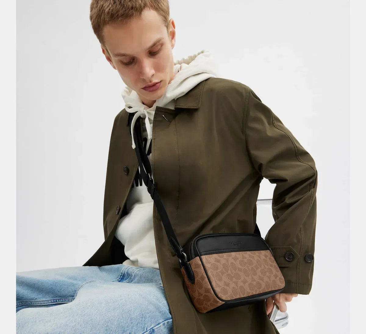 Чоловіча сумка кросбоді COACH Graham Crossbody Bag In Signature Canvas, Qb / Tan / Black — фото 2