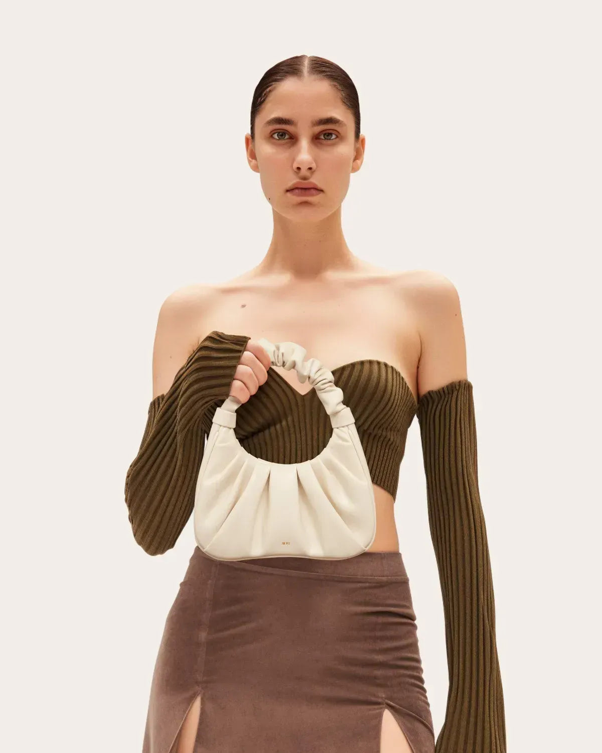 Жіноча сумка-хобо JW PEI Gabbi Ruched Hobo Handbag, айворі — фото 5