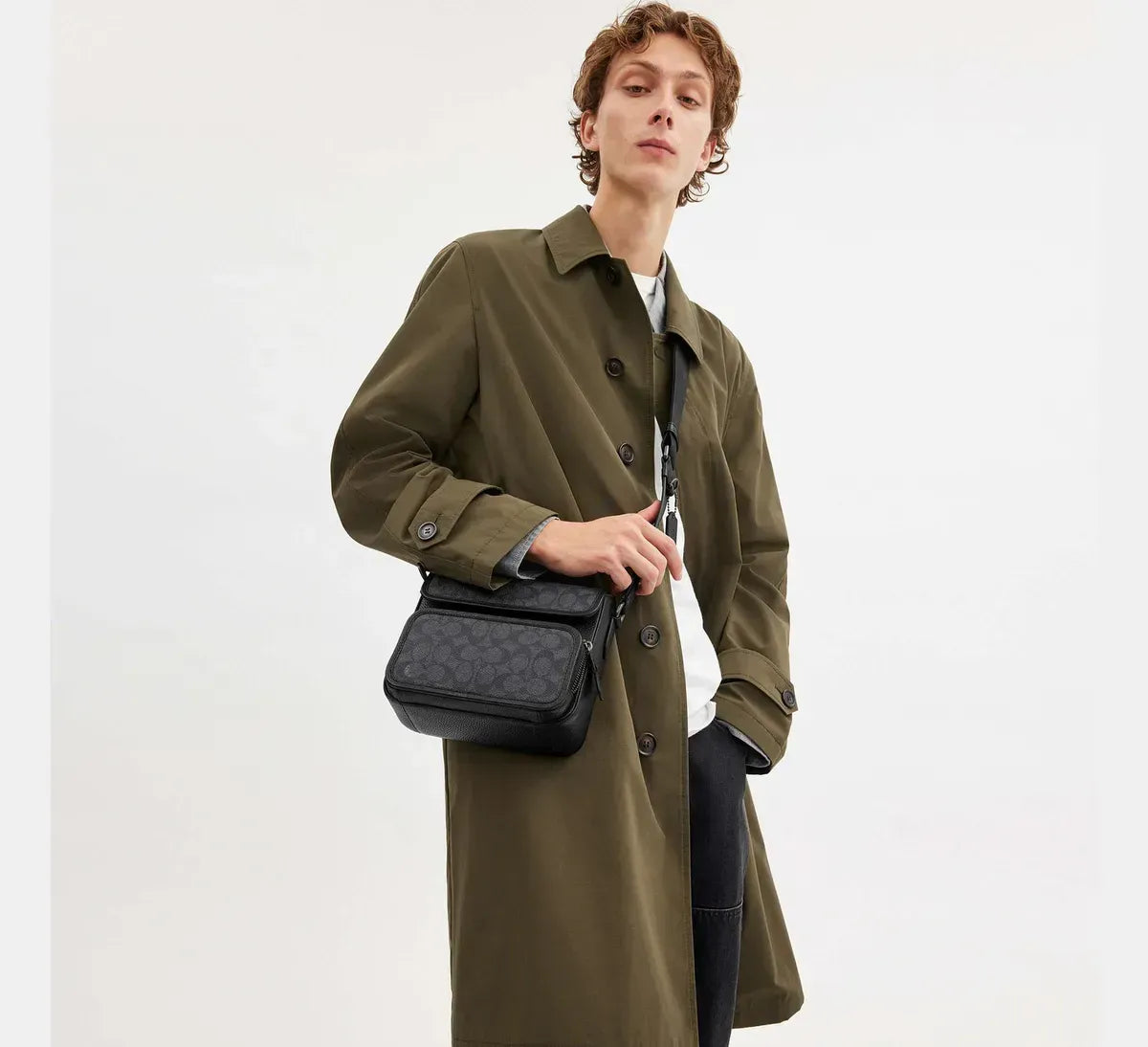 Чоловіча сумка кросбоді з клапаном COACH Sullivan Flap Crossbody Bag In Signature Canvas, Gunmetal / Charcoal / Black — фото 2